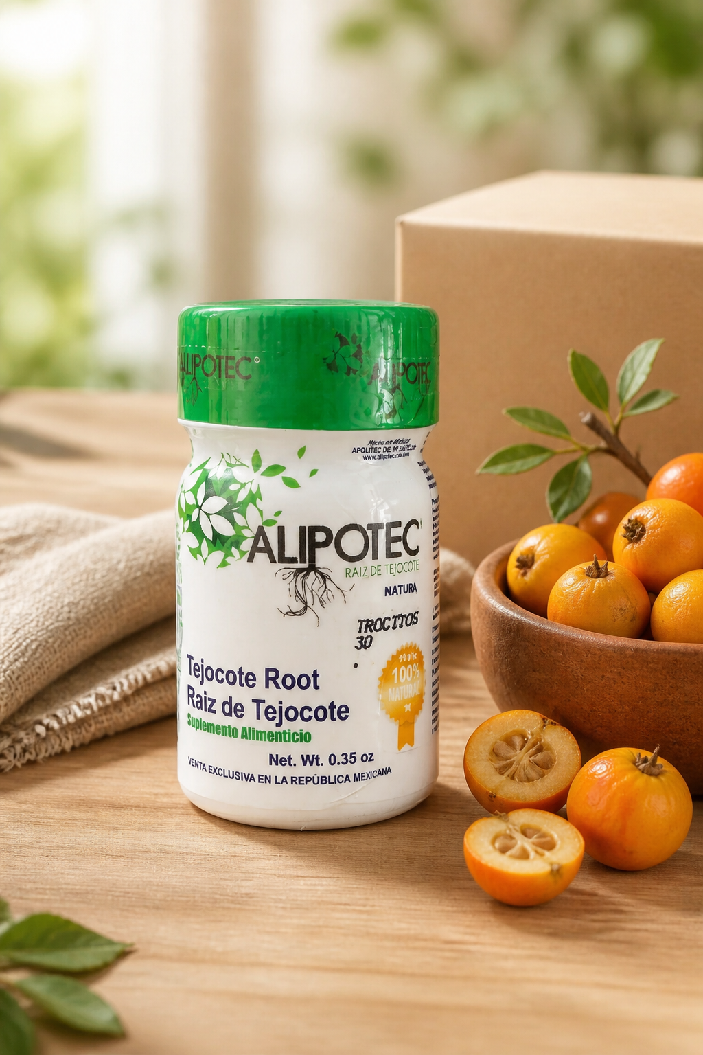 Raíz de Tejocote en cápsulas Alipotec de Green Aura Wellness sobre mesa de madera con frutos de tejocote.